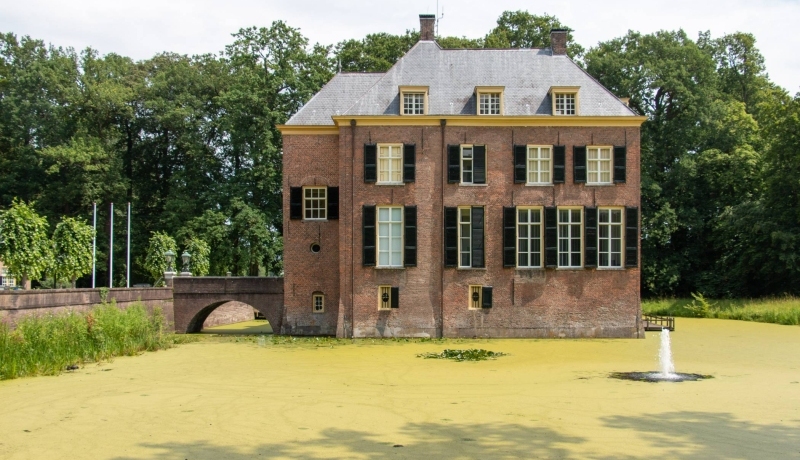 Gebouw kasteel Neerijnen met vijver voor transformeren en herbestemmen