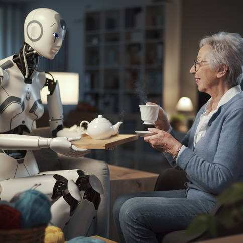 Ouder dame wordt in dagelijkse bezigheden geholpen via technieken in huis