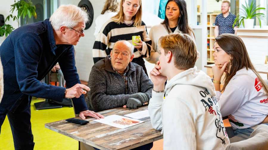 Labs en Werkplaats wijk Lindenholt-studenten-professionals en burgers aan het werk