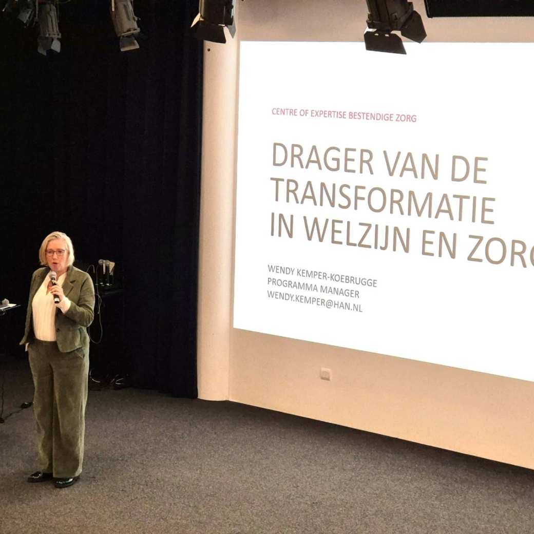 Wendy Kemper als gastspreker bij PZW presenteert