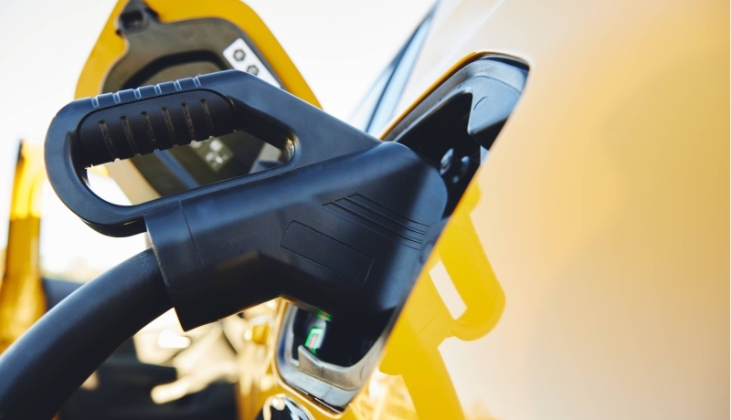 elektrisch laden van een geel voertuig. SEE, SEECE, Lectoraat HAN Automotive Research, Lectoraat Balanced Energy Systems , Lectoraat Duurzame Energie en Meet- en Regeltechniek, mobiliteit, elektrisch rijden, elektrisch laden, laadinfrastructuur