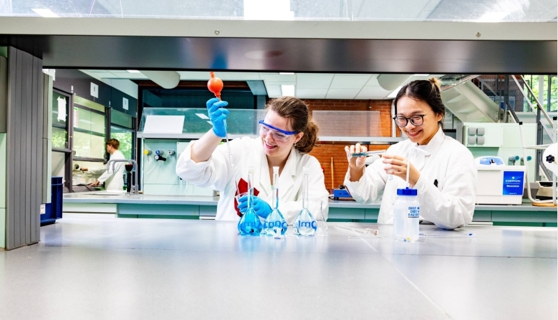 impressie chemie studenten na het volgen van de cursus Organische Chemie: Moleculen en Structuren