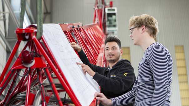 Deeltijd studeten engineering op werkplek