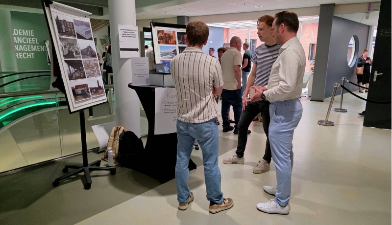 Projectpresentaties op markt in de pauze