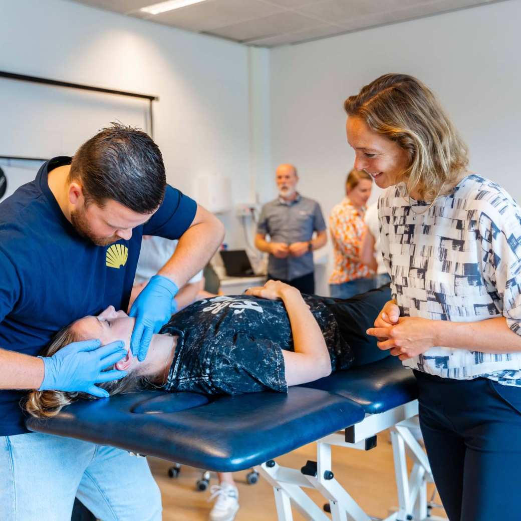 Docent MMR geeft instructie aan studenten (orofaciaal)