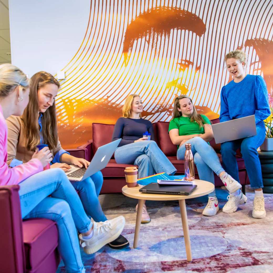 Groep Verpleegkunde studenten werken samen