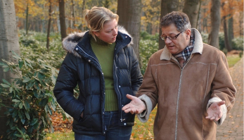 verpleegkundige wandelt buiten het ziekenhuis voor goed gesprek