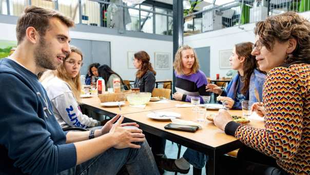 Studenten IPL organiseren een lunch met samenwerkingspartners. Daarna verzorgen ze tussenpresentaties aan hun opdrachtgevers uit de wijk Spijkerkwartier in Arnhem.