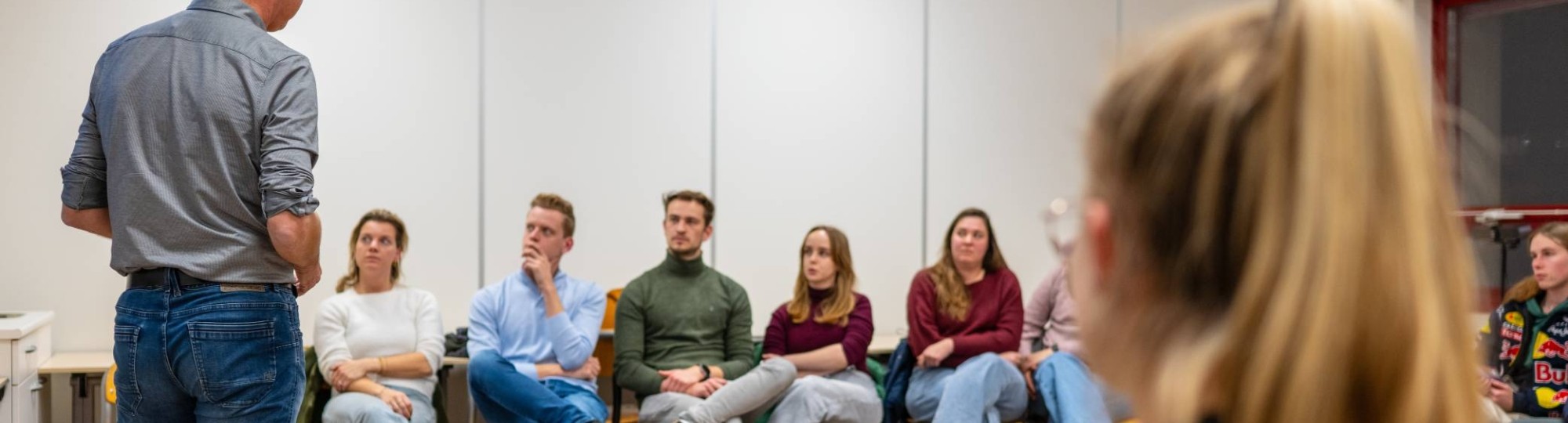 Docent behandelt een casus in een klaslokaal.