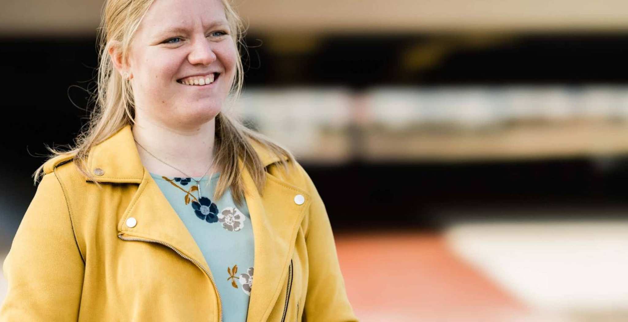 Laurie Driessen, stagiair bij RWS. Voor fietstunnel. Foto beschikbaar gesteld door Rijkswaterstaat