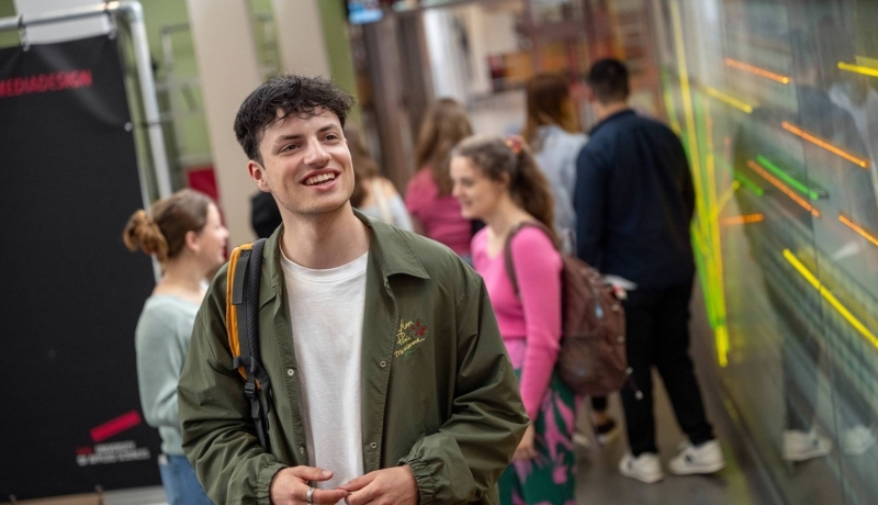 Student werkt op een laptop
