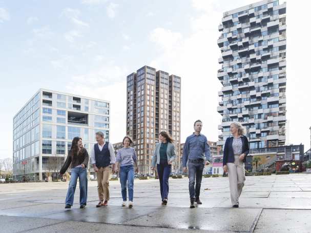 Studenten van de master Human Capital Innovatie buiten in gesprek tijdens de pauze. Urban setting. 