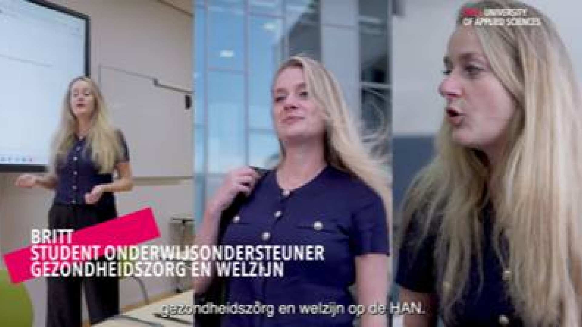 Een vrouw met lange blonde haren met een blauwe blouse aan.