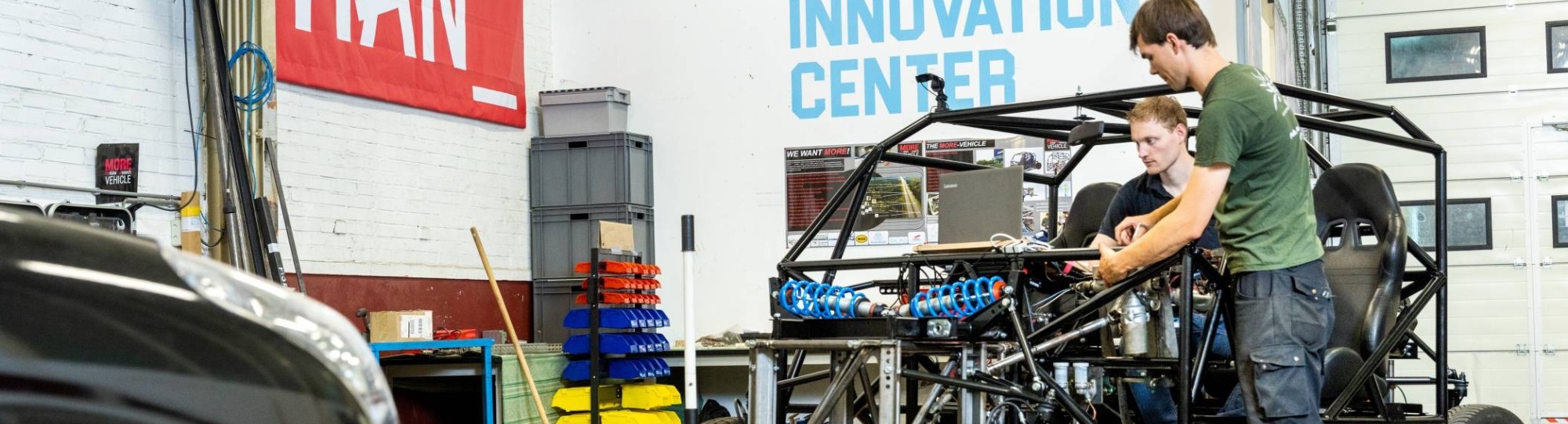 Master Engineering Systems - Automotive Systems, overzicht werkplaats IPKW, twee studenten bij More Vehicle