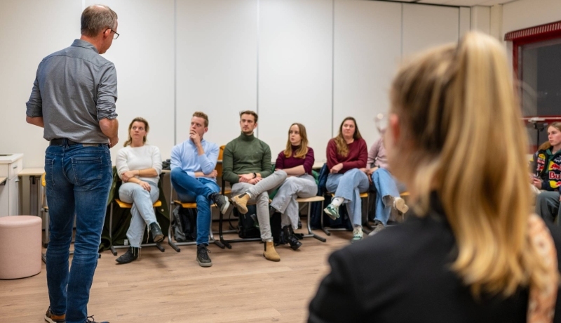 Docent behandelt een casus in een klaslokaal.