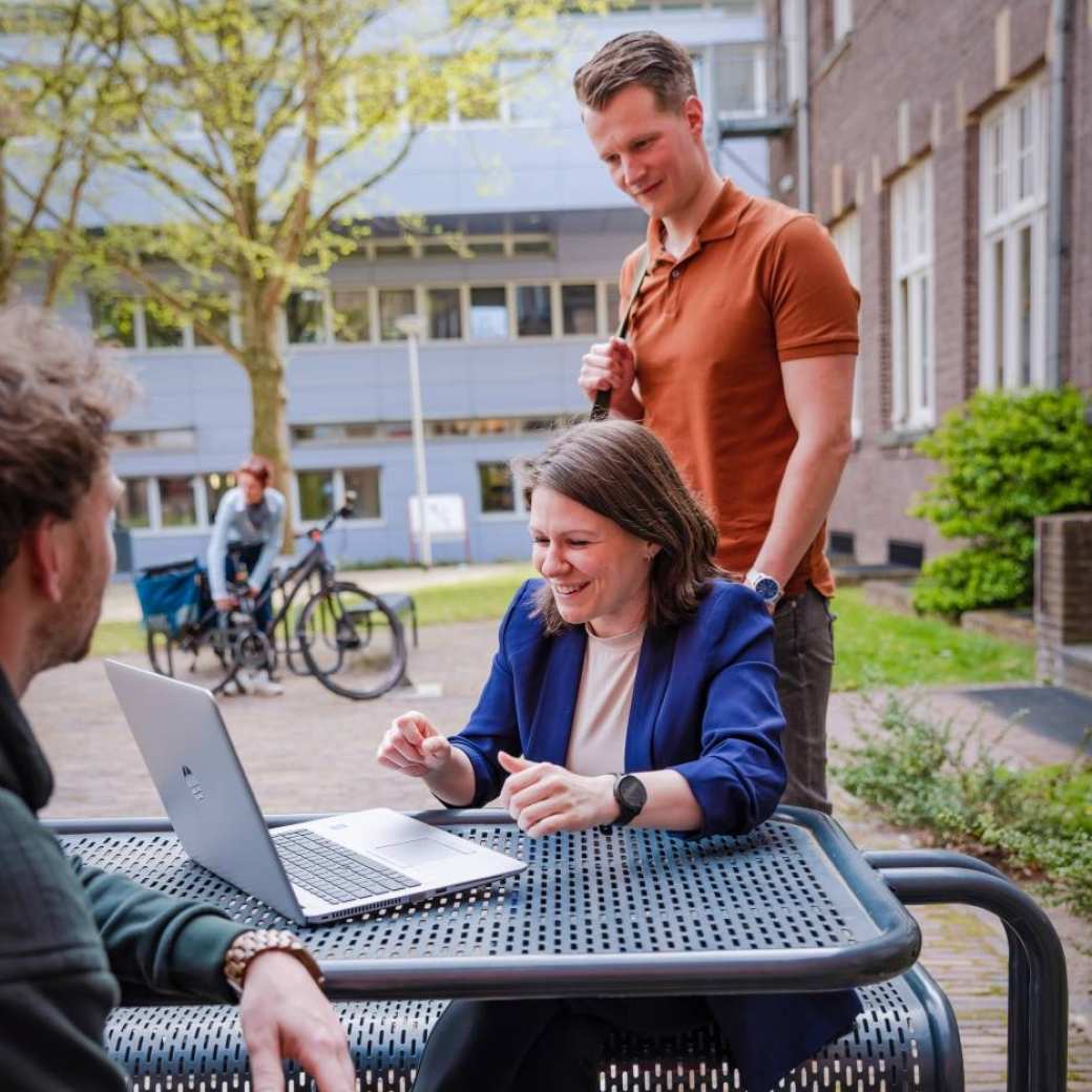 Learning & Development deeltijd, samenwerken, buiten, laan van scheut 10, laptop, 2022