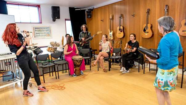 Studenten Muziektherapie maken muziek met elkaar