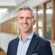 Portretfoto Ivo Hendriks, Programmamanager Strategie en Werkveld, Academie Gezondheid en Vitaliteit, programmateam Slim - Smart Region
