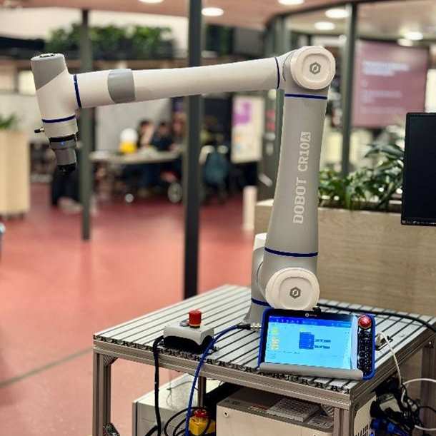 Cobots Dobot CR10A and Magician E6 bij Robotics at HAN