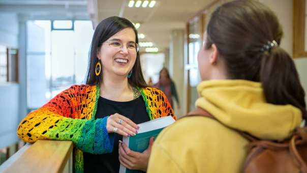 2 masterstudenten Leraar Nederlands in gesprek met elkaar op de gang.