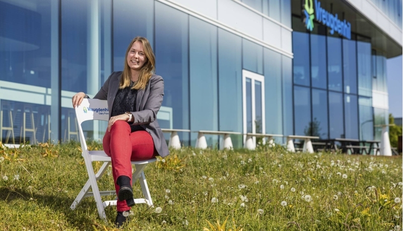 Ilonka Nennie, Sustainability Officer bij Vreugdenhil op een stoel voor het hoofdkantoor