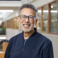 Brildragend, baardje en blauwe blouse