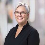 Een portretfoto van Rosan Derksen-Vermeulen.