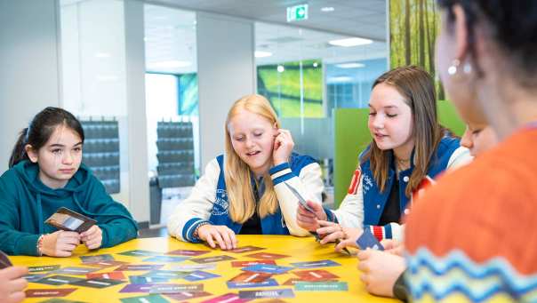 Studenten werken samen achter een laptop