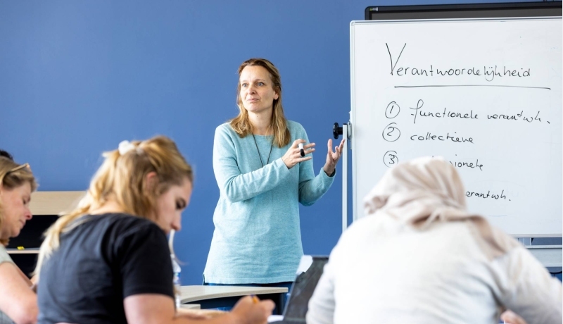 Studenten van de master pedagogiek volgen een les op de groenewoudseweg