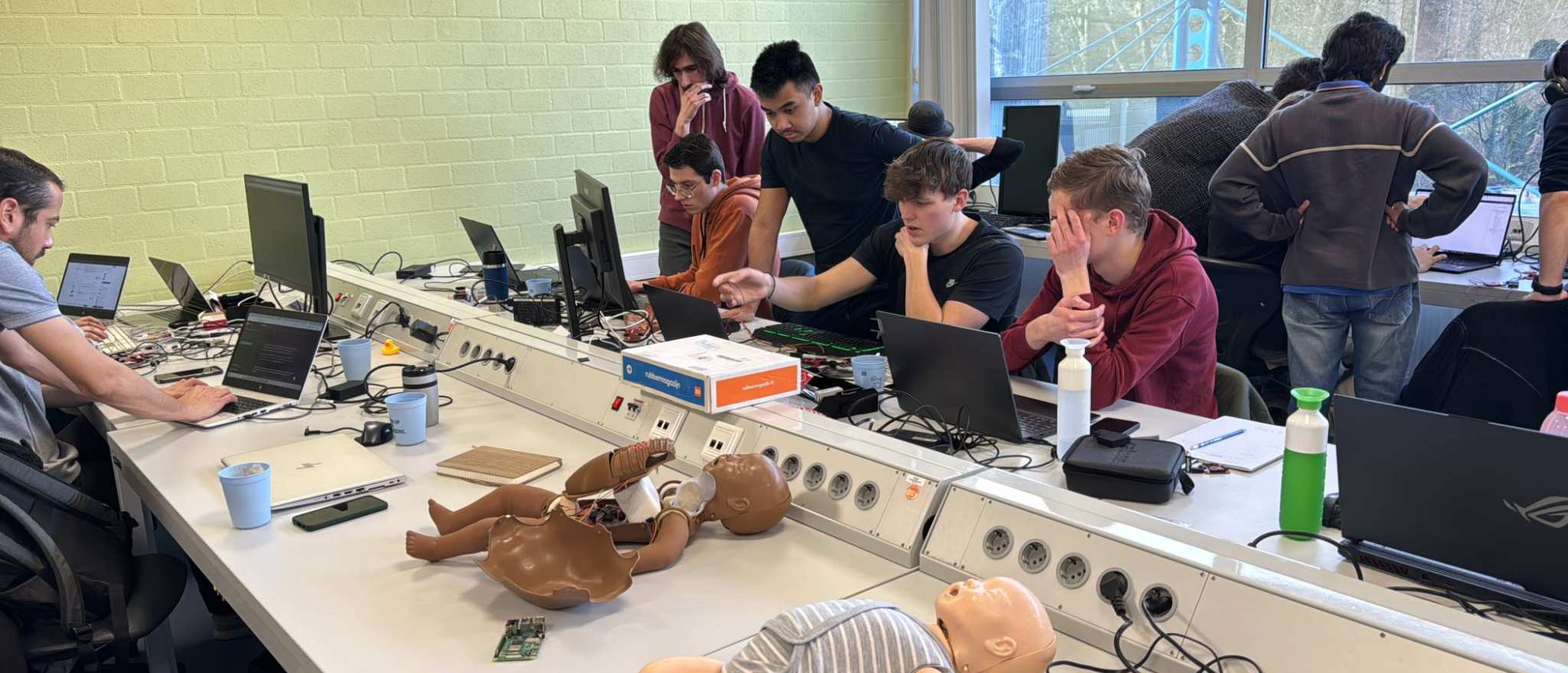 Studenten van HAN Embedded Systems Engineering (ESE) doen mee aan eerste hakaton samen met Health Concept Lab, Cap Gemini en Wilhelmia kinderziekenhuis, onderdeel van UMC Utrecht