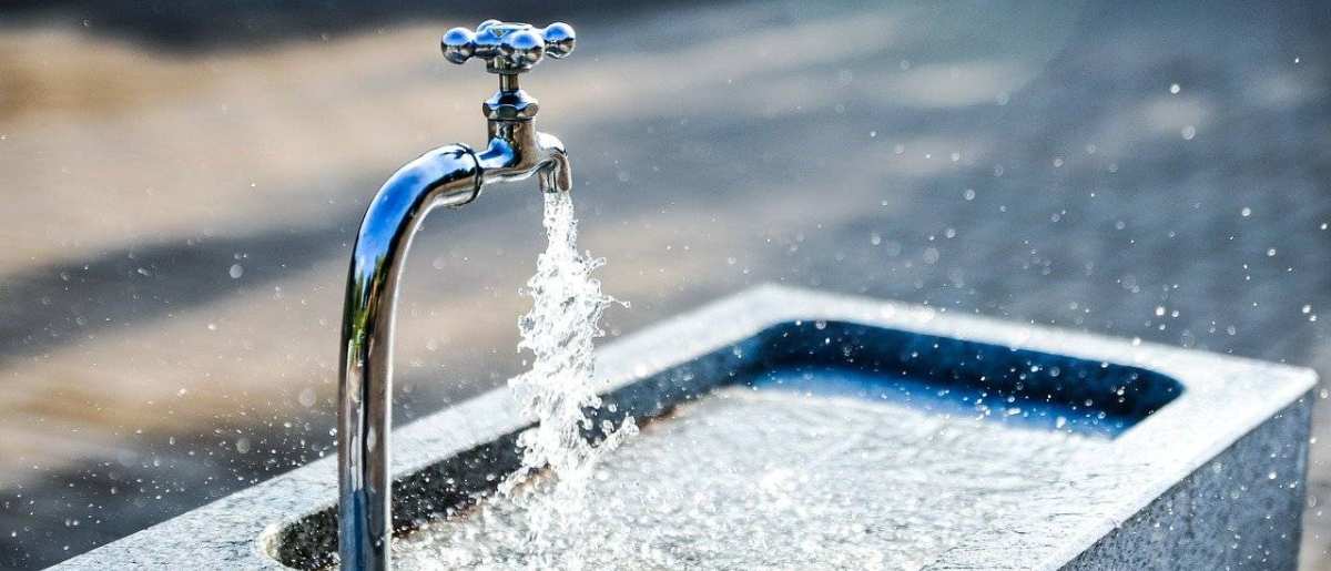 Een kraan waar schoon drinkwater uitkomt. 23 maart is het Wereldwaterdag.