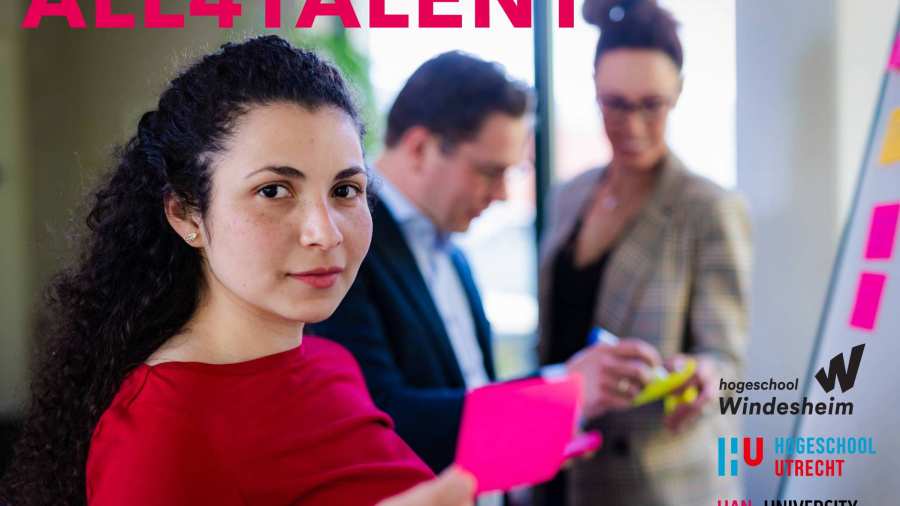 Beeldmerk voor het project ALL4TALENT. Een vrouw houdt een post-it omhoog en kijkt de camera in.