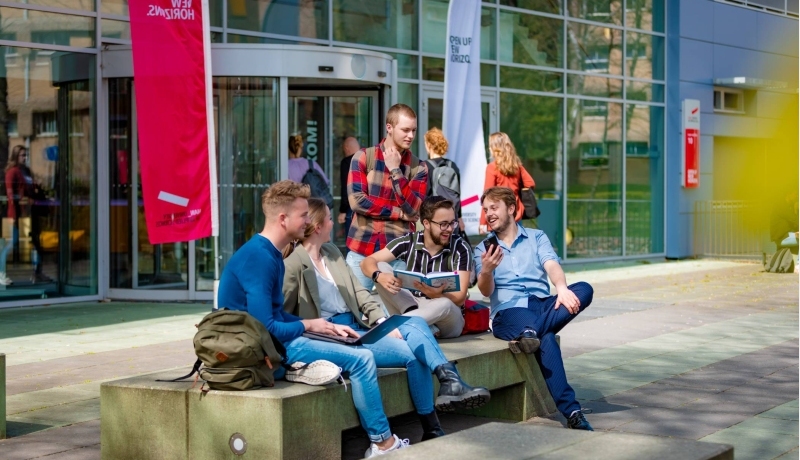 Studenten van Learning and Development in Organisations buiten in de zon