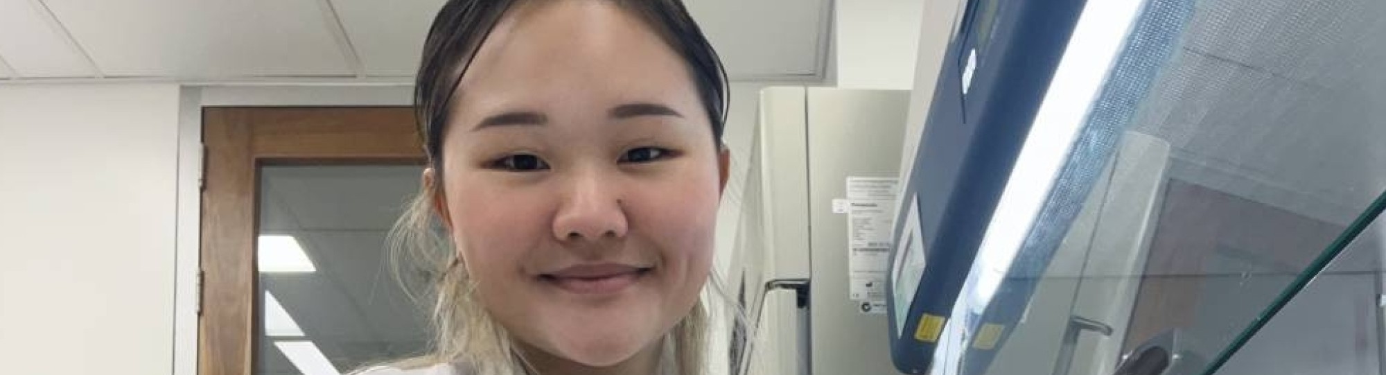 Life Sciencesstudent Kelly Nguyen loopt stage in Brisbane