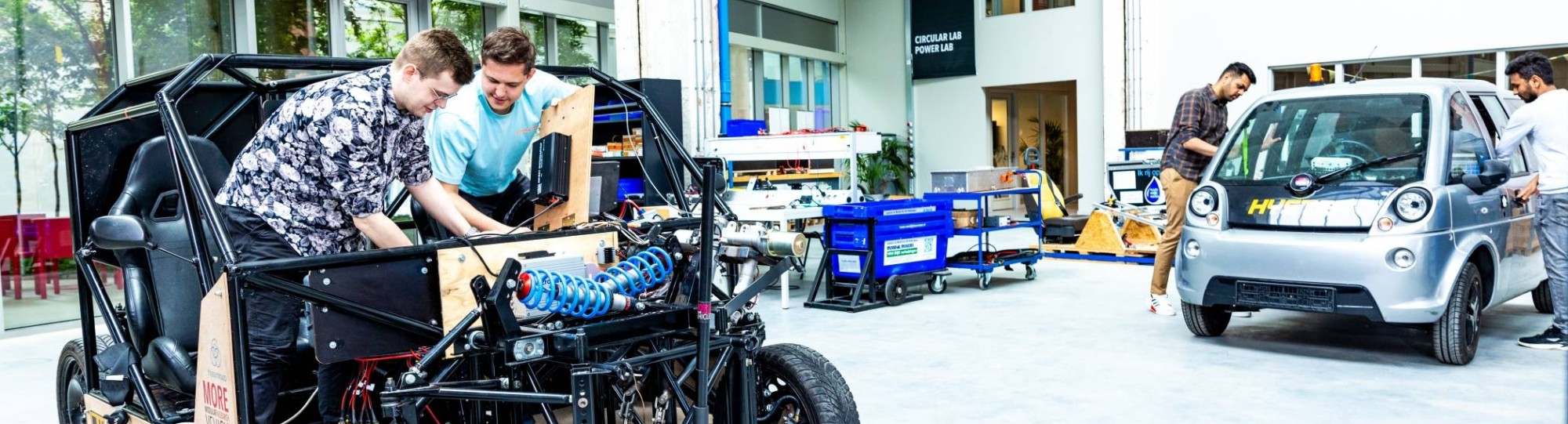 Studenten van de master Engineering Systems Automotive Systems bij de MORE Vehicle op IPKW.