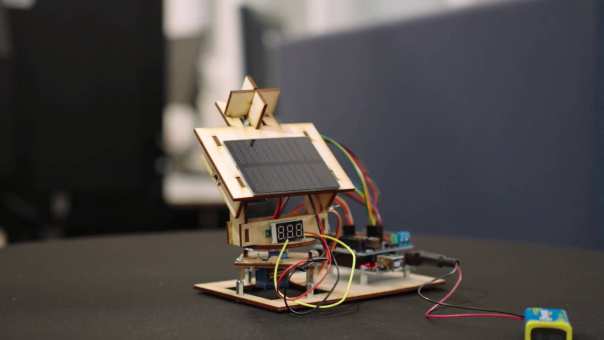 Bouwpakket van een zonnevolger, huisje met zonnepaneel, havisten, elektrotechniek, embedded system engineering