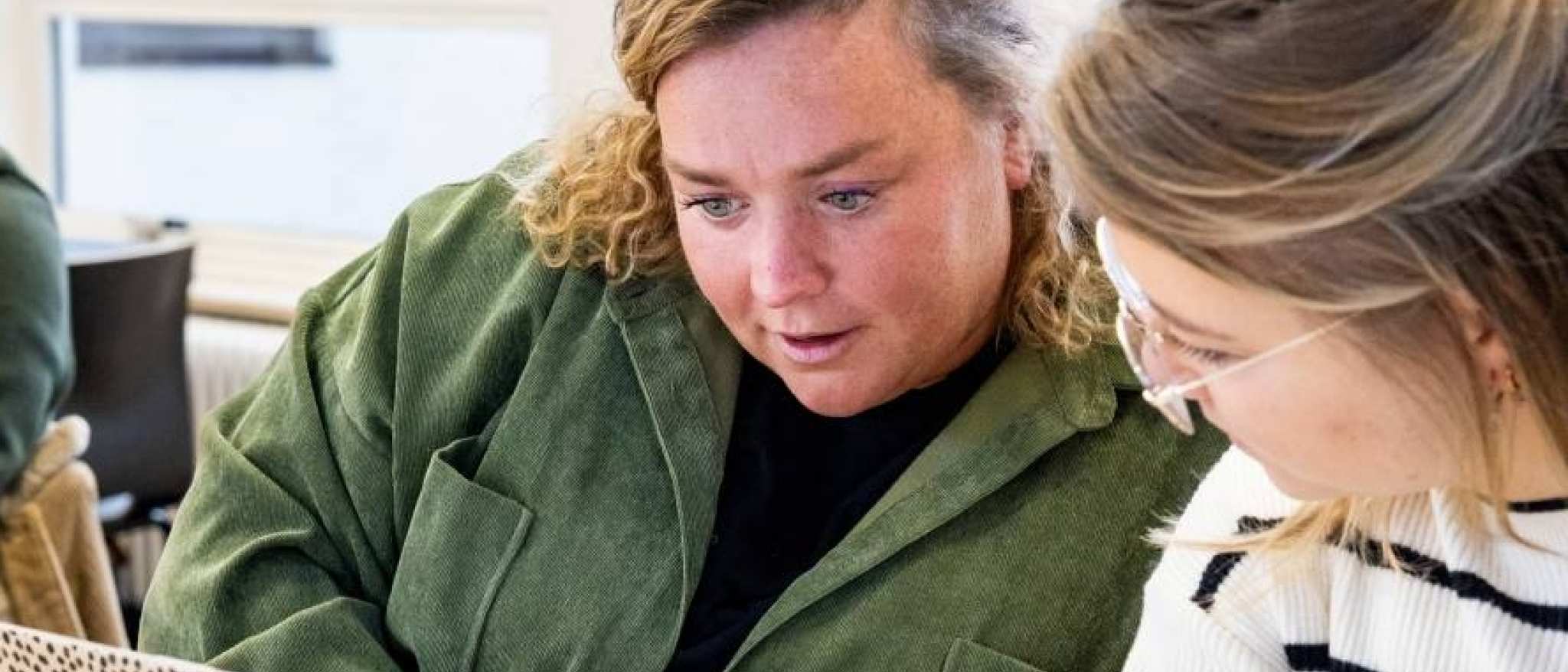 AMM LLO Kiki en Rowie werken tijdens de les aan een opdracht
