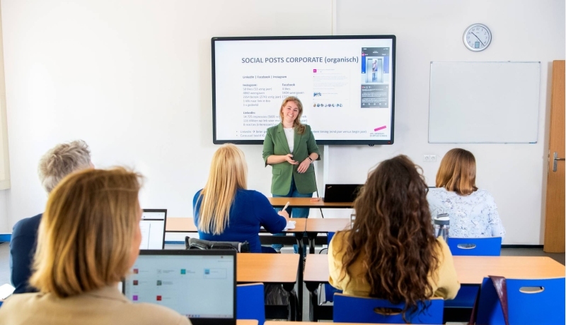Deelnemer aan de opleiding Lean Management tijdens de bijeenkomst geconcentreerd aan het lezen