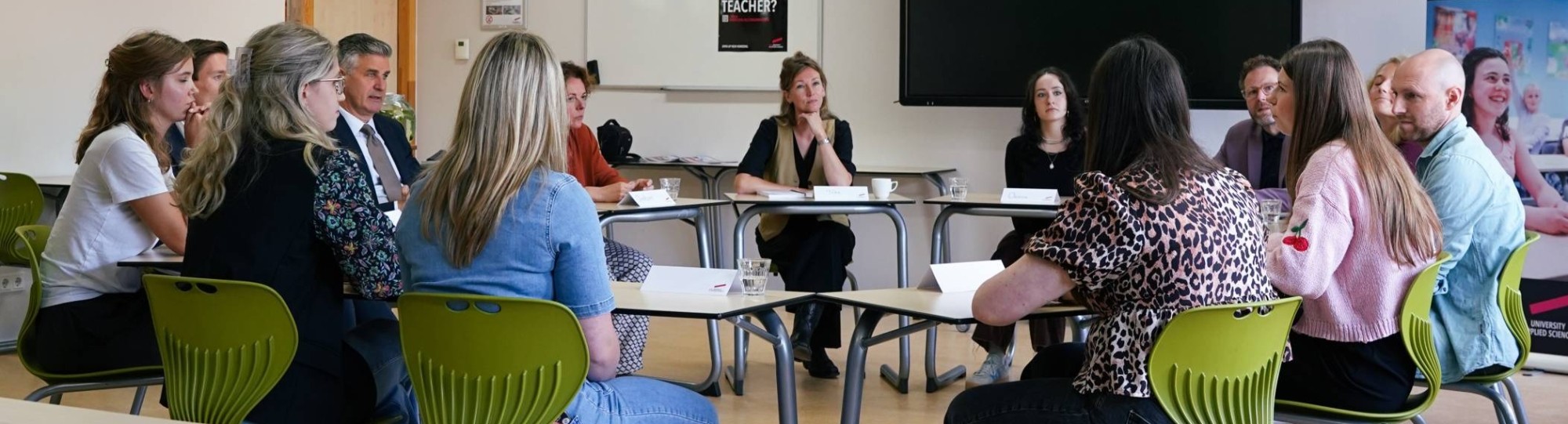 Staatssecretaris Koen Becking in gesprek met studenten van de HAN Pabo