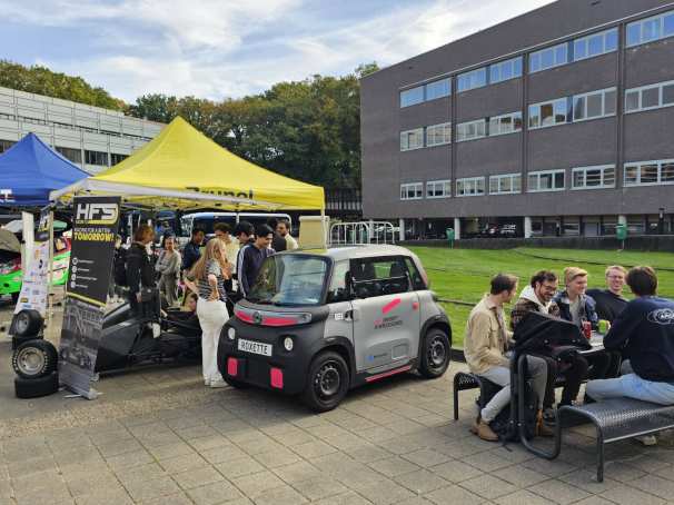 Sfeer op HAN Campus tijdens de ACE Engineering en Automotive carrièredag op 16 oktober 2024 met stands van HAN Automotive Rally Team, (HART), HAN Formula Student (HFS) en de Opel Rocks Electric Roxette