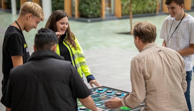 vijf jongeren spelen Energie Ontwerp Challenge