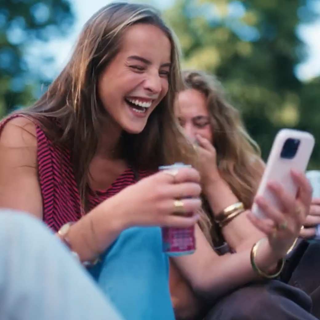 twee jongens kijken op hun telefoon