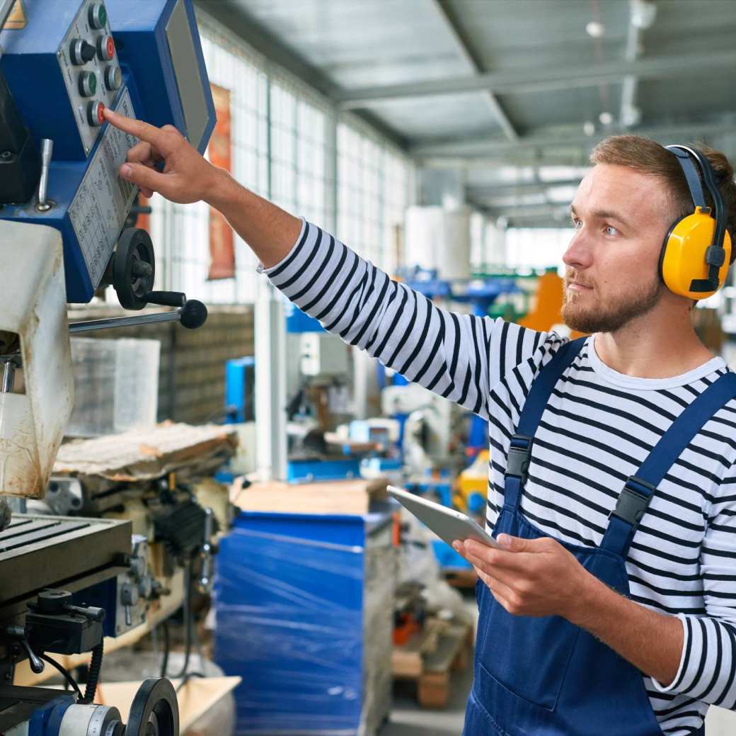 Jonge operator in moderne fabriek