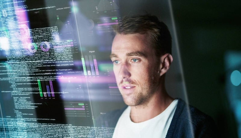 Man kijkt naar data