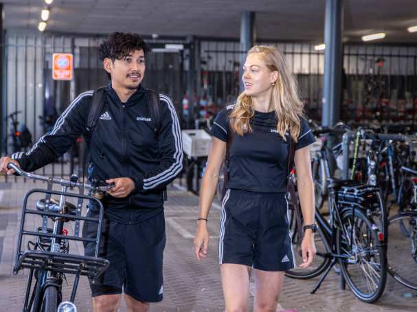 sportkunde liggende foto studenten in fietsenstalling randy en carlijn 2022
