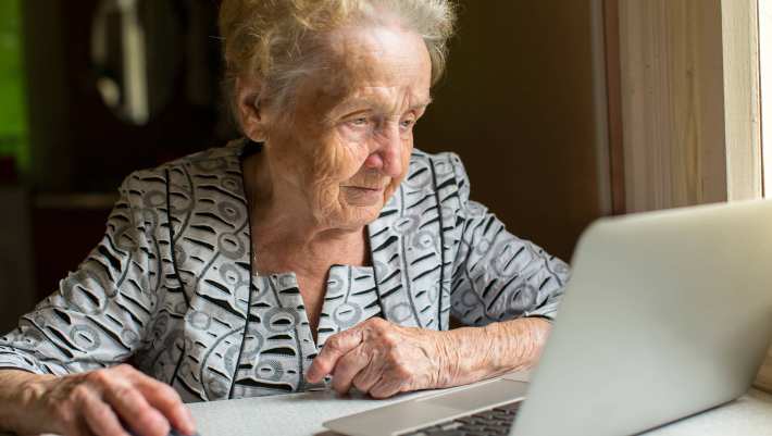 oudere dame achter laptop samen beslissen