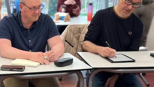 Onze 2e-jaars studenten Industrieel Product Ontwerpen (IPO) gingen de uitdaging aan om in één dag revolutionaire designs te bedenken voor parasolvoeten en beach flag houders tijdens pressure cooker