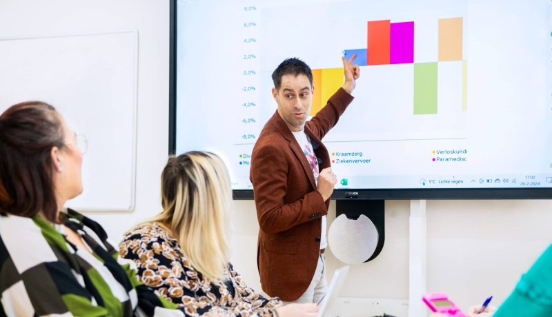 Studenten die voor 2e lerarenopleiding gaan krijgen uitleg in de klas.