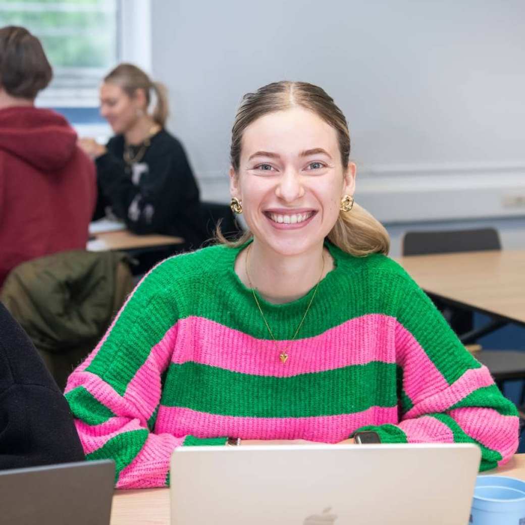 AMM LLO lachende Caitlyn tijdens social work deeltijd