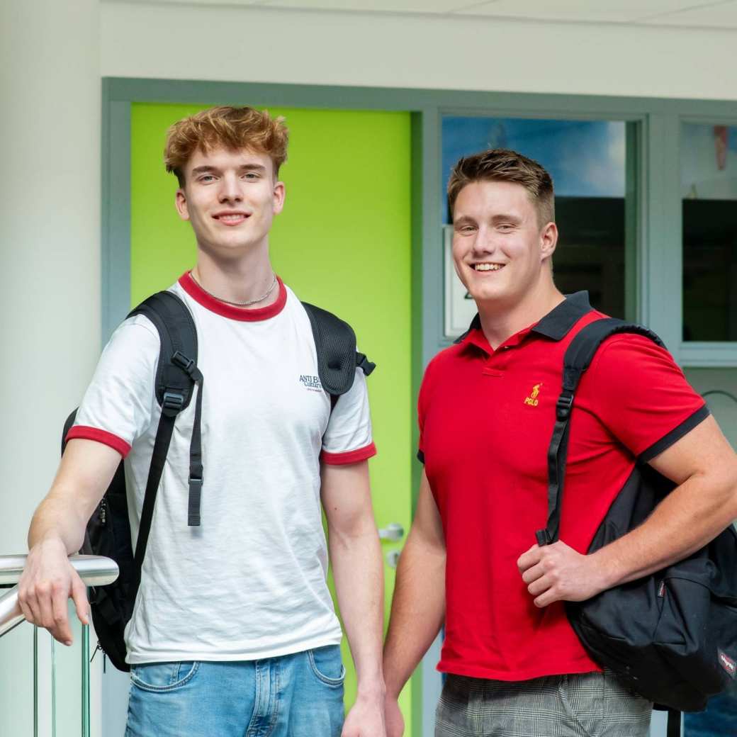 Studenten hbo Bedrijfskunde kijken lachend in de camera